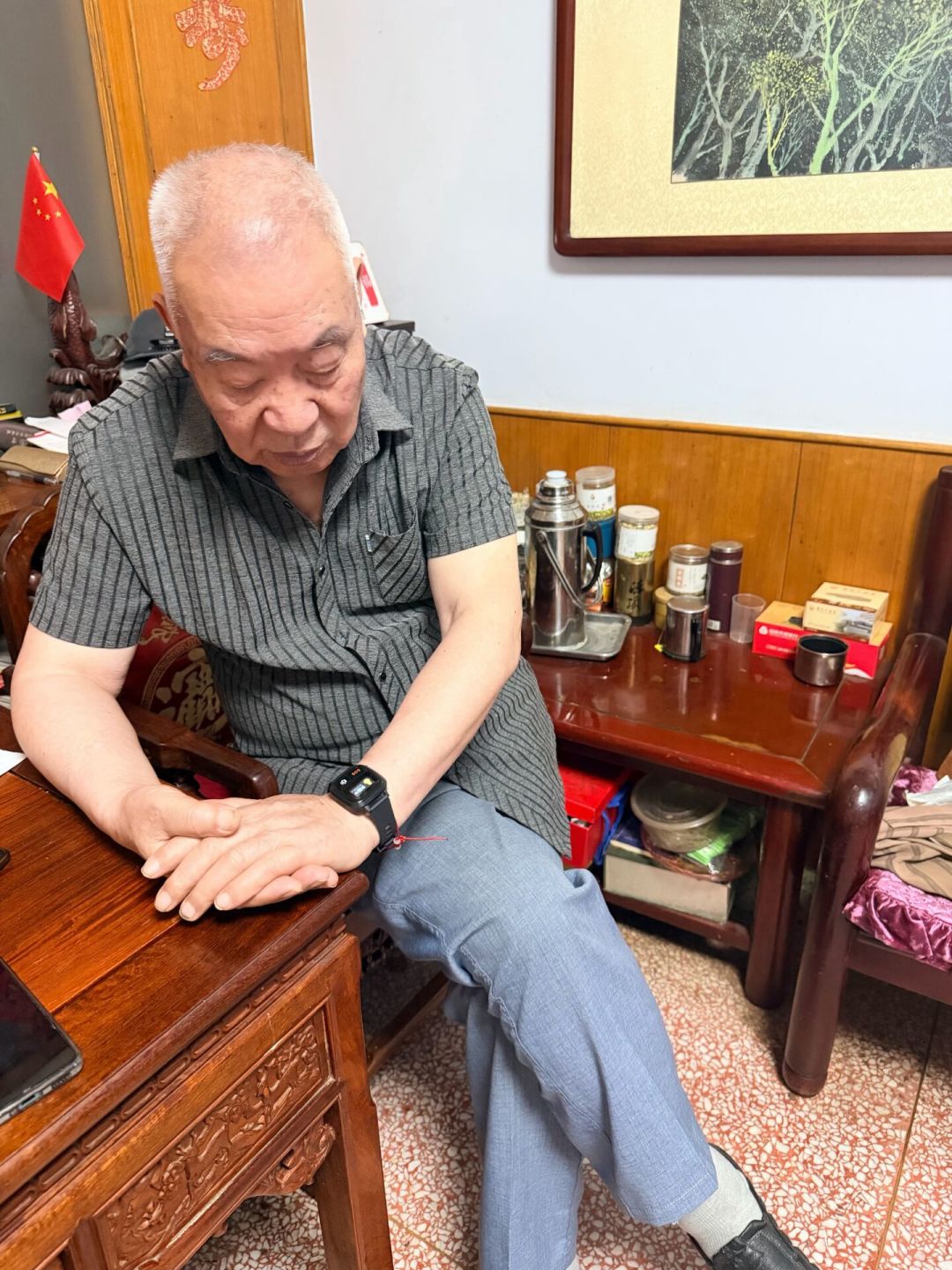 跌倒检测≠打得通求救电话:给独居爸妈买报警手表前,先分清蓝牙版和eSIM版,三档预算一次说清