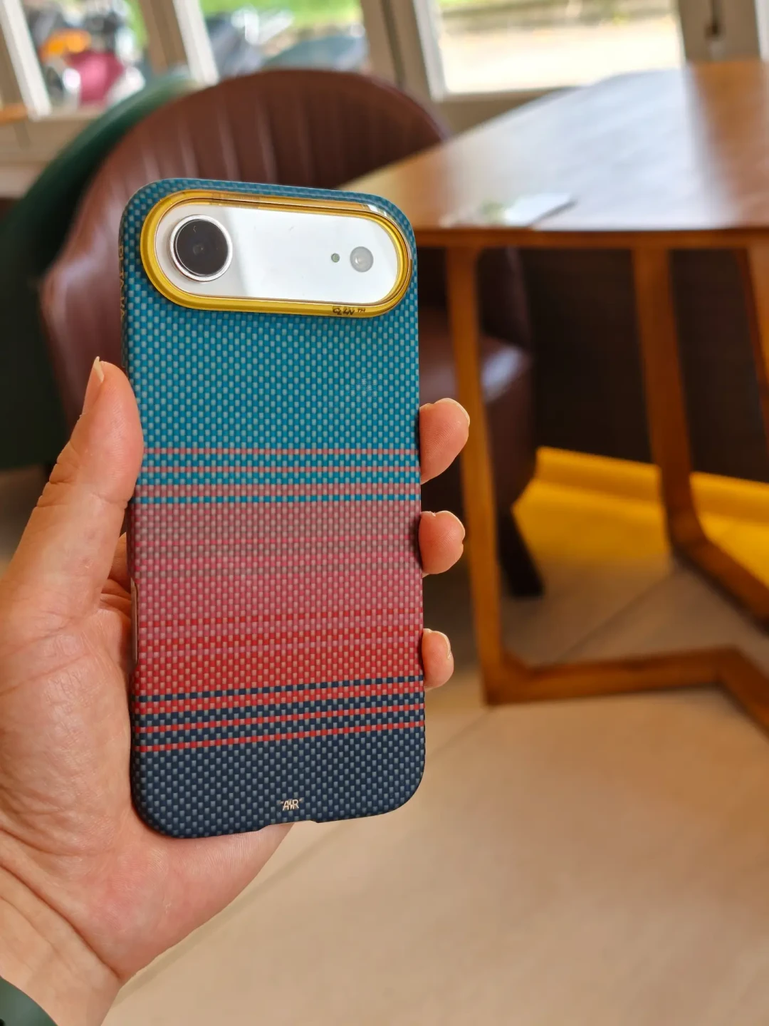 iPhone Air跌到4字头，PITAKA壳还要300多：8款配色的真实评价、坑位和好价线，都给你翻完了