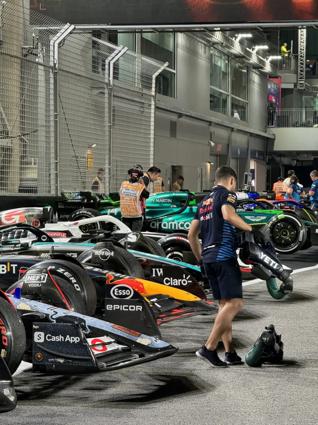 国庆假期一结束，F1新加坡夜赛就开跑：10月10日是调休上班日，先算清请假、预算和票区再买票