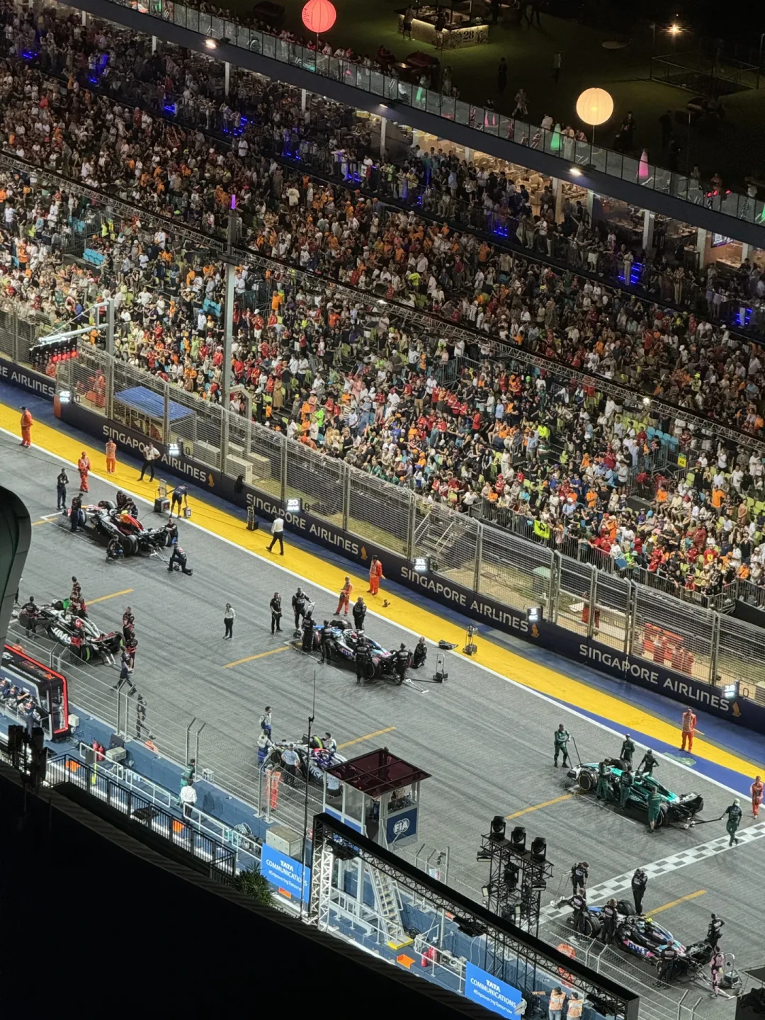 国庆假期一结束，F1新加坡夜赛就开跑：10月10日是调休上班日，先算清请假、预算和票区再买票