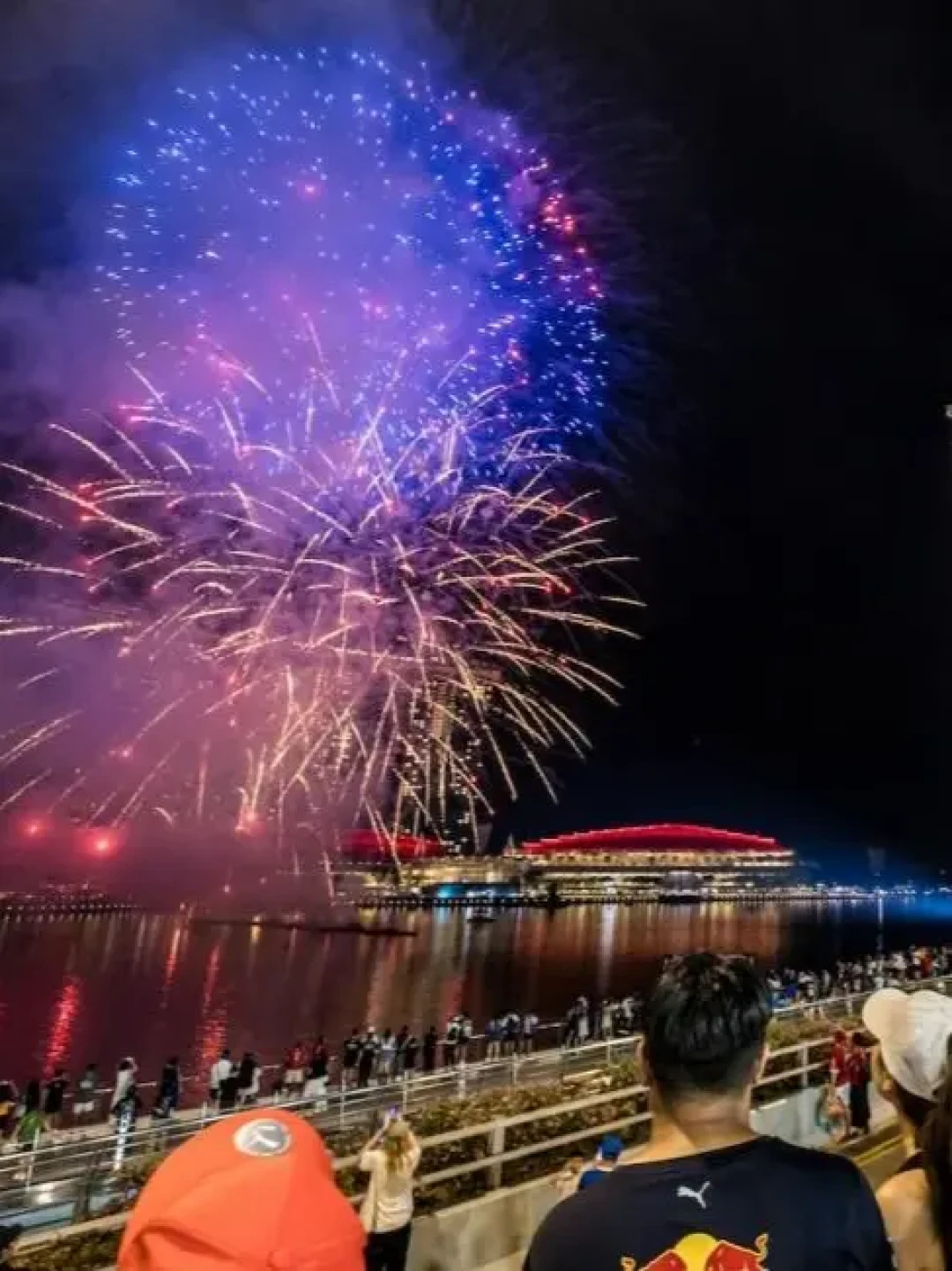 国庆假期一结束，F1新加坡夜赛就开跑：10月10日是调休上班日，先算清请假、预算和票区再买票