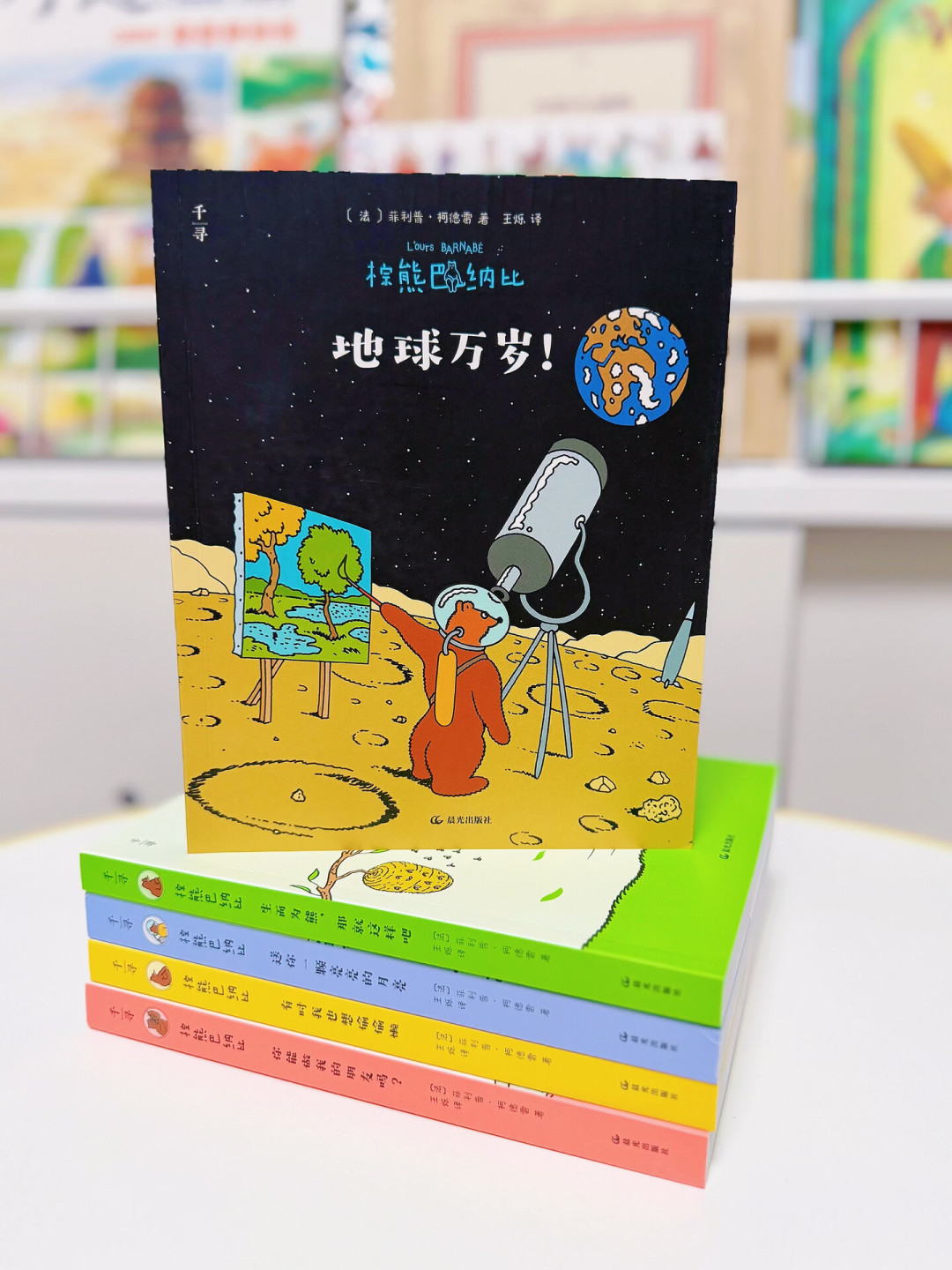 暑假过半,孩子还捧着漫画不撒手?先别急着扣「闲书」帽子:分年级选书、版本三个坑、买书怎么省,一篇讲清