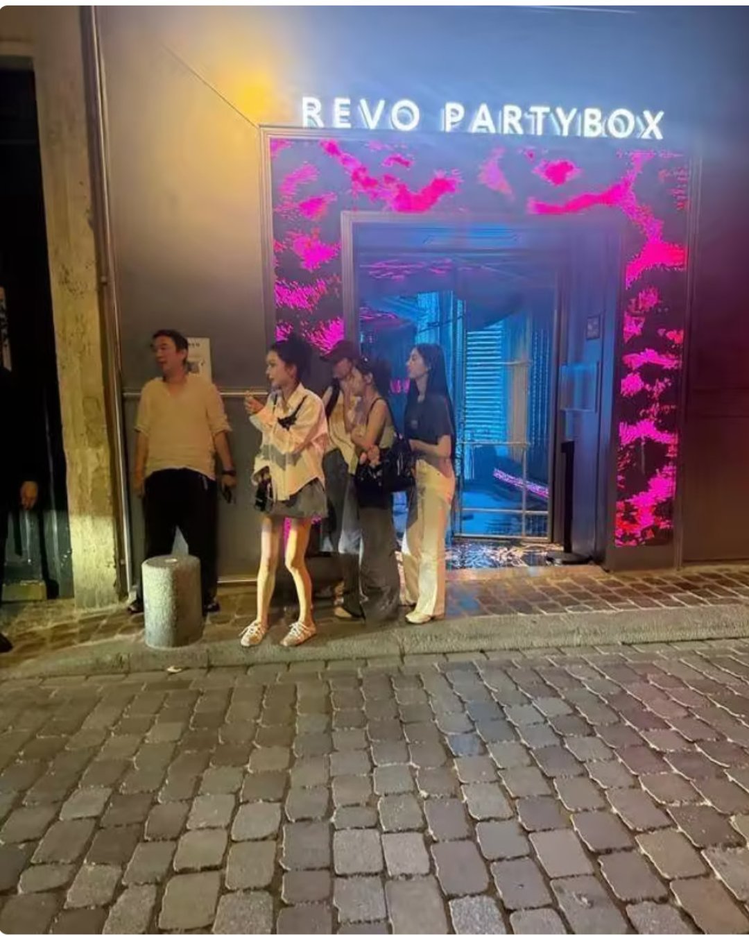 王思聪刷屏的巴黎行程，被我们一笔一笔算了一遍：卢浮宫22欧，游船16欧，同款松弛感600块以内