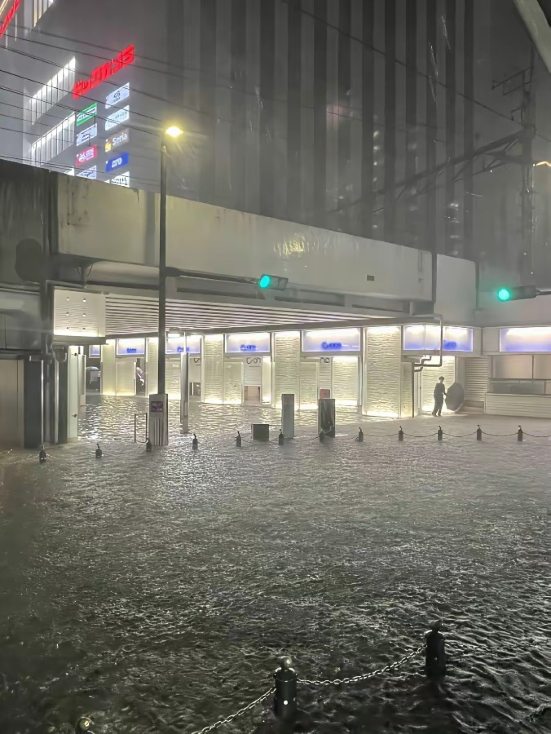 千叶暴雨泡了约2700辆车，「半数车主保险赔不了」刷屏：把国内车损险条款和近期判例逐条对完，3种情况赔、3种情况不赔，还有一个动作谁做谁吃亏