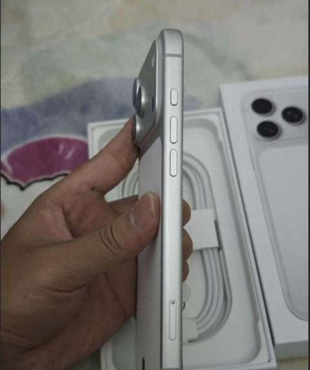 全新iPhone 17 Pro Max卖8200，他花7900买了台没保修的：涨价潮里这3种便宜别碰