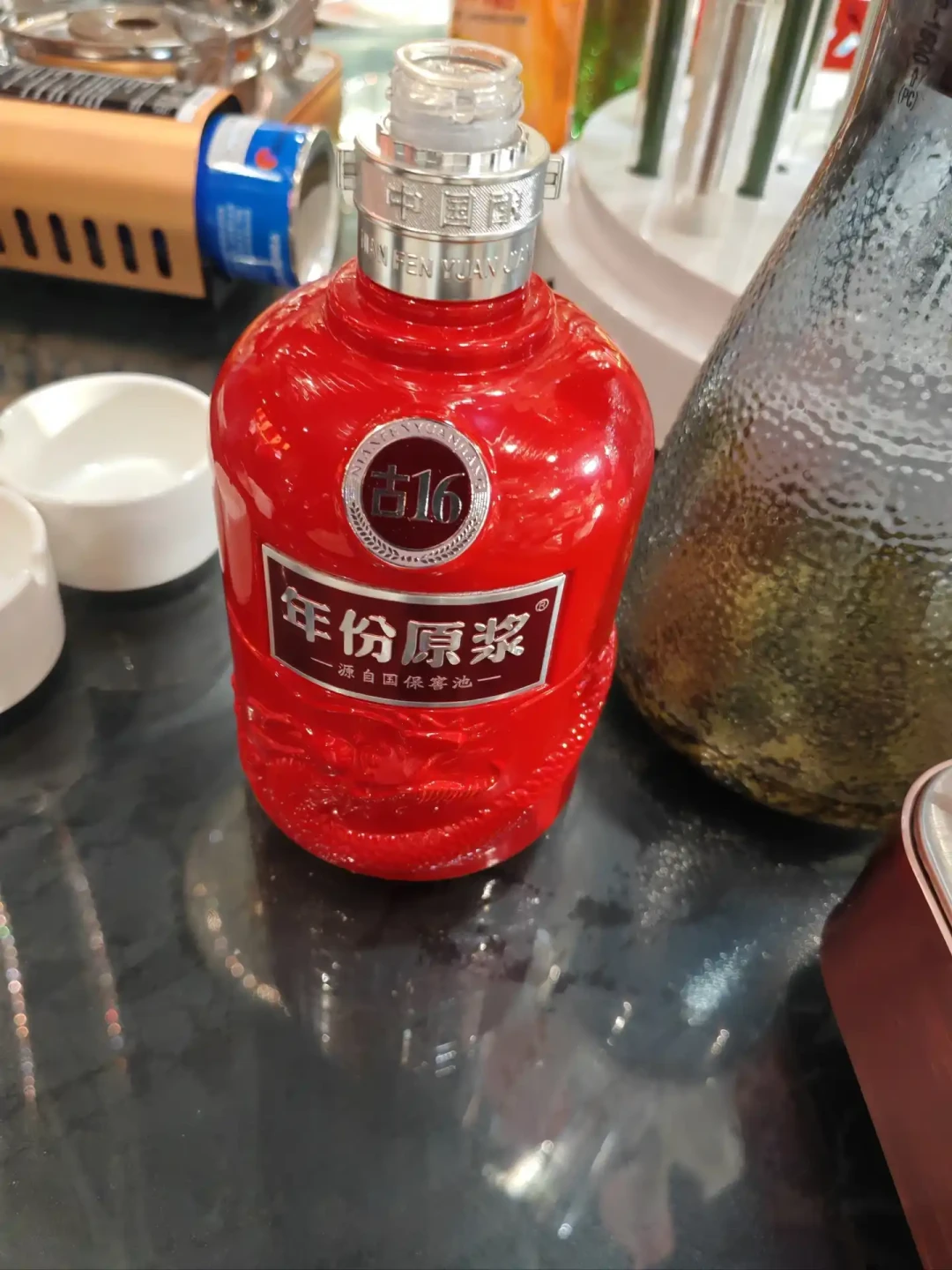茅台中报净利上市25年首降、酒企抢宴席场景:今年金九银十的婚宴酒,是近几年少见的买方市场