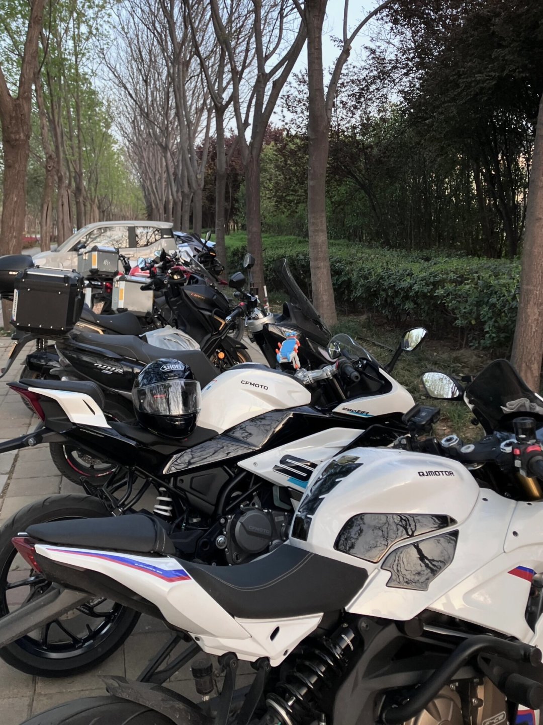 338万粉摩旅一姐重返中国:路边随便一辆摩托都比我强,但评论区吵成了两派