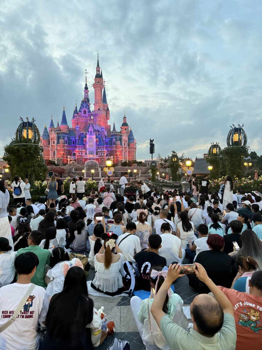 劝烟被打男子起诉迪士尼,8月20日开庭:这4年的冲突案例和应对办法都整理好了,入园前先看这篇