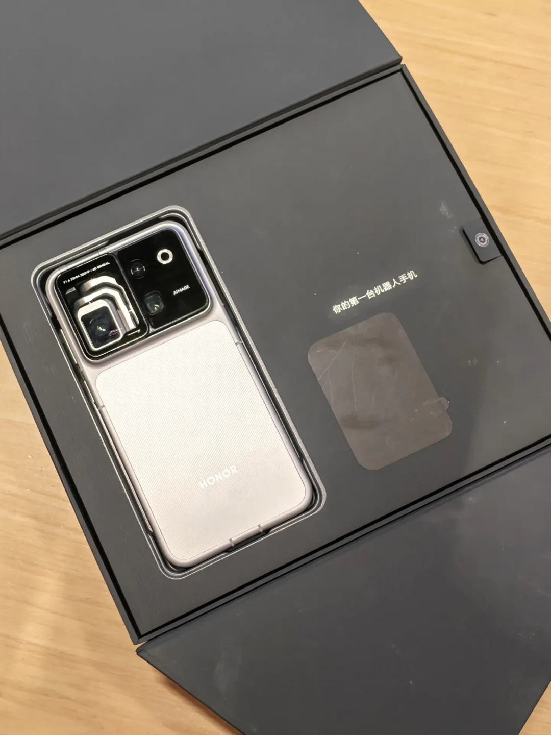 RobotPhone首销1分钟售罄,黄牛已开价:40万没抢到的人有三条路,加价是最贵的一条