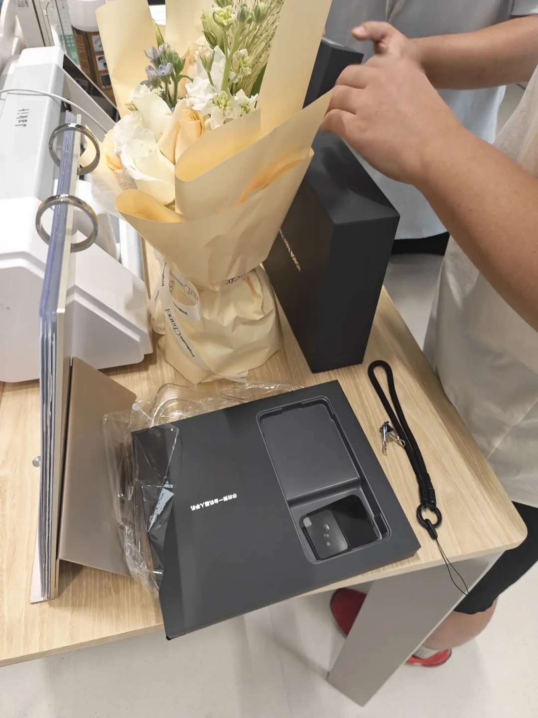 RobotPhone首销1分钟售罄,黄牛已开价:40万没抢到的人有三条路,加价是最贵的一条
