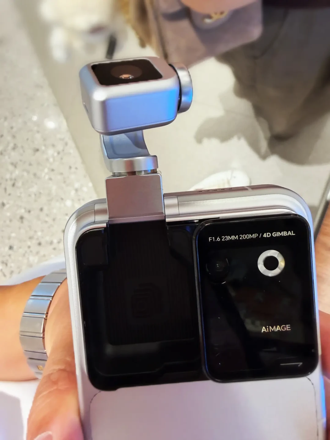 RobotPhone首销1分钟售罄,黄牛已开价:40万没抢到的人有三条路,加价是最贵的一条