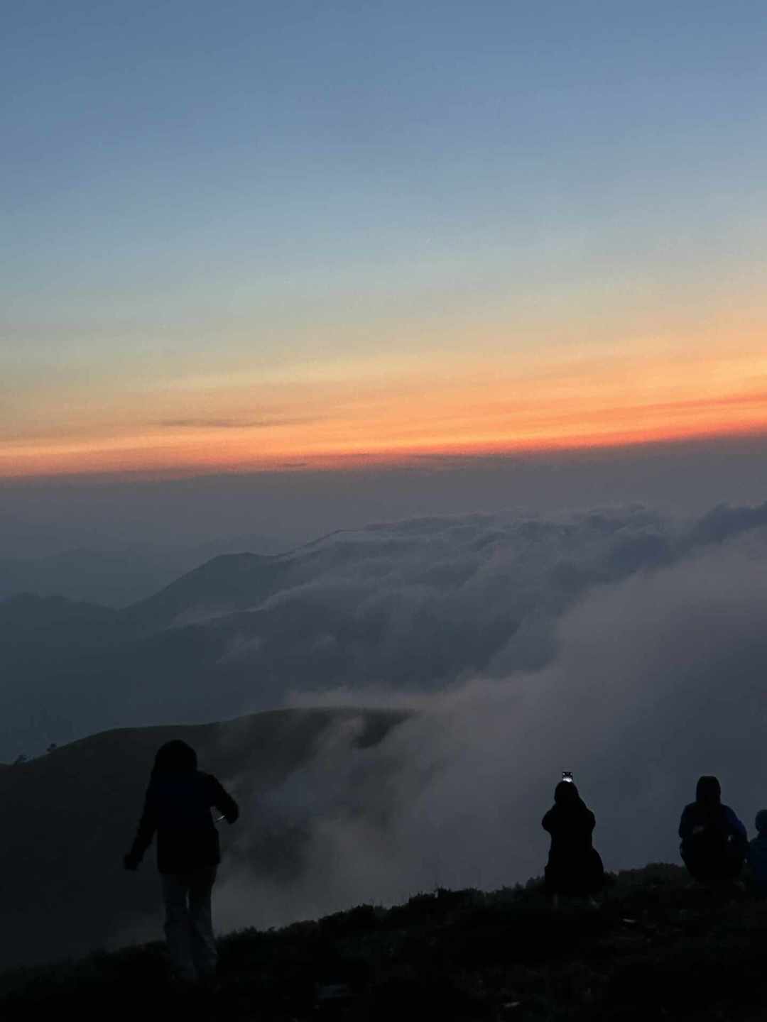 封了7年的东灵山,150人照样半夜组团夜爬:周末报徒步团之前,先问清这4个问题
