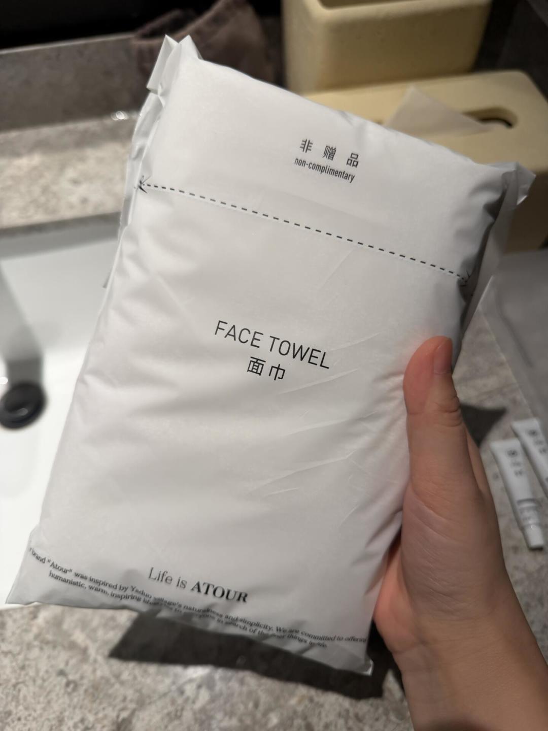 亚朵悄悄分成了四个品牌：轻居200+、普通亚朵300+、见野400+，同一晚的钱该住哪个？