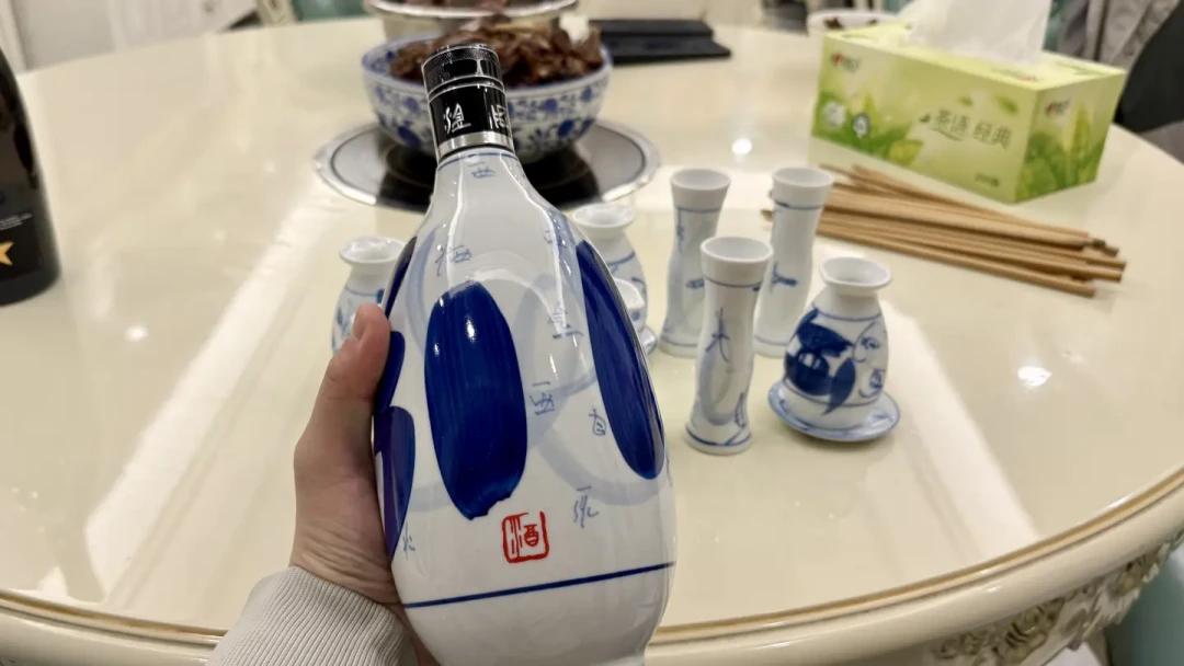 正品青花30卖六七百,超市270元那瓶是白酒界的“雷碧”:离中秋38天,把这瓶汾酒旗舰的价线、版本和坑一次说清