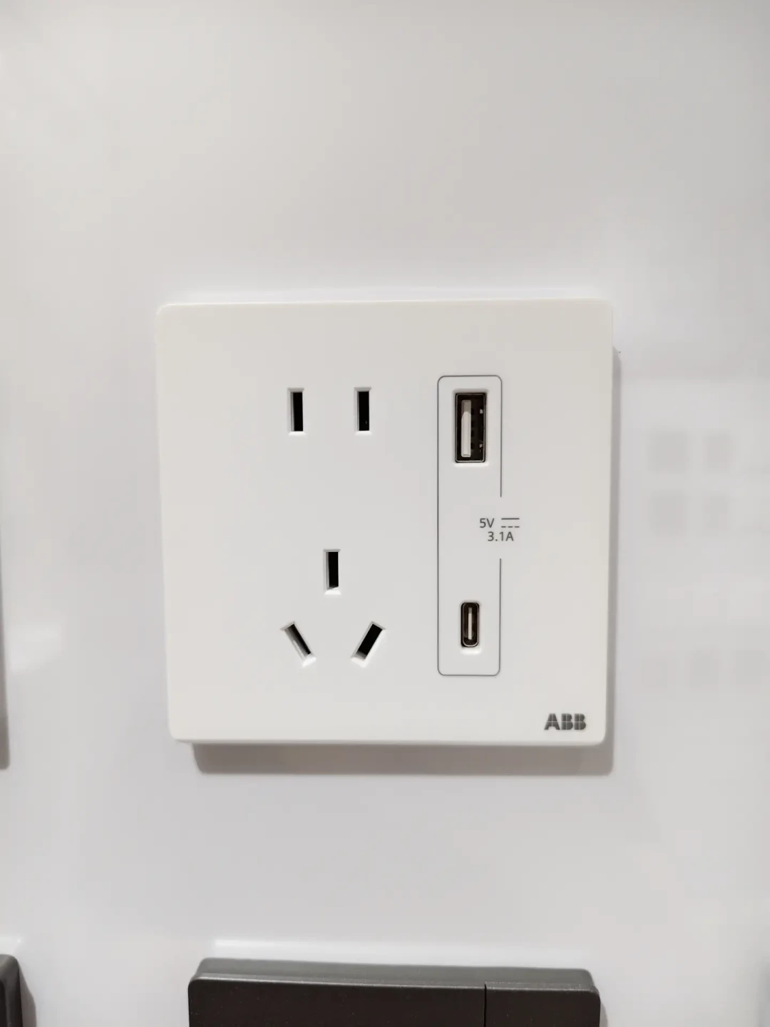 「USB插座没人买了」?刚要信,ABB就推了新款快充面板:翻完两派争论,我搞懂这东西到底卖给谁