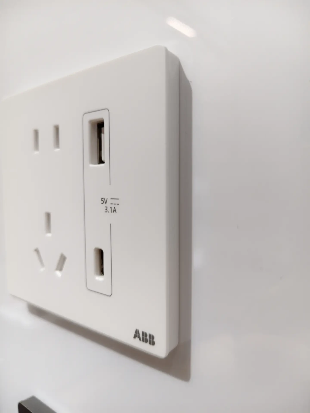 「USB插座没人买了」?刚要信,ABB就推了新款快充面板:翻完两派争论,我搞懂这东西到底卖给谁
