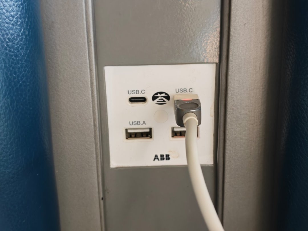 「USB插座没人买了」?刚要信,ABB就推了新款快充面板:翻完两派争论,我搞懂这东西到底卖给谁