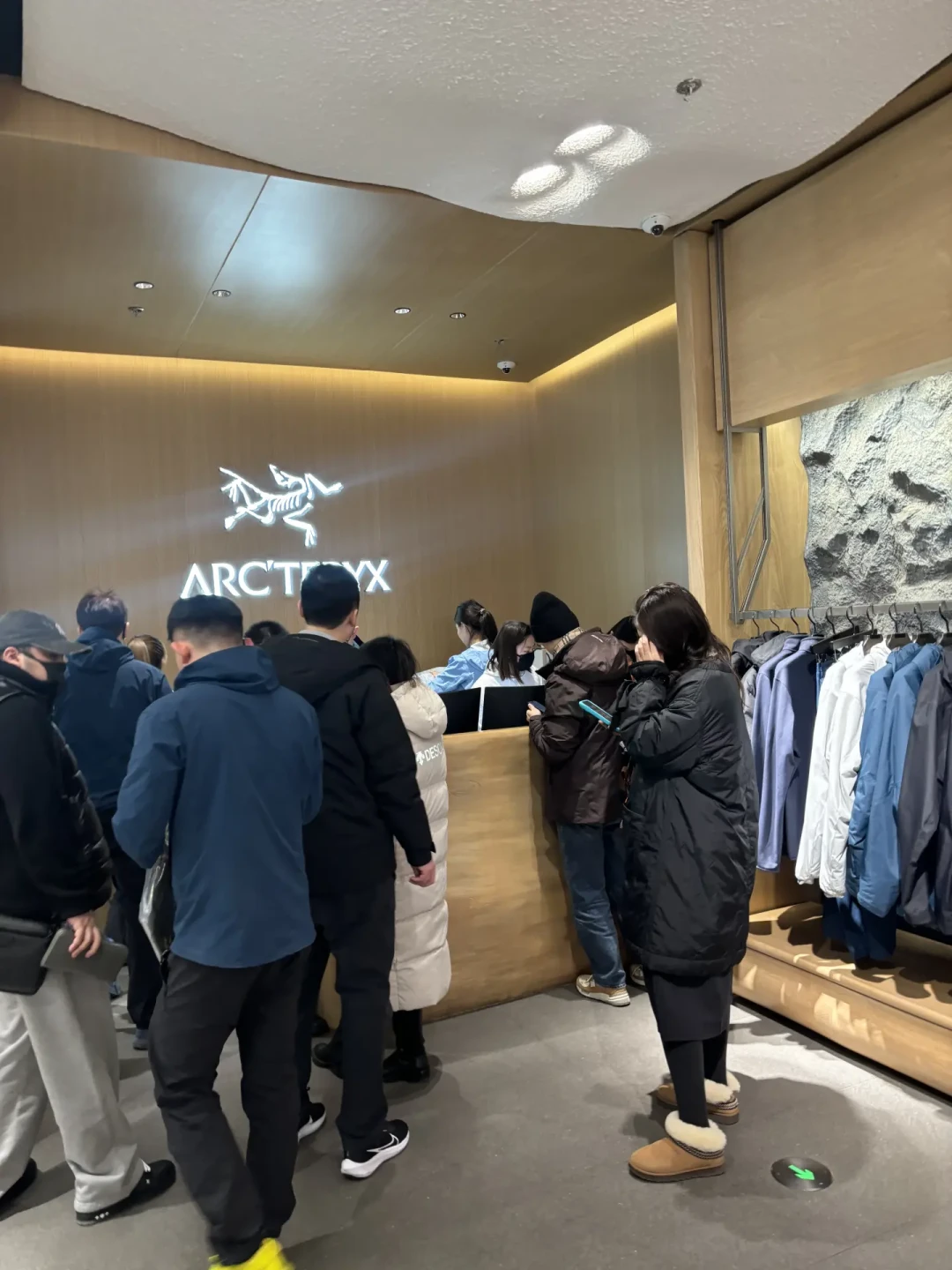 把始祖鸟从8亿做到30亿的徐阳要去美国了：他留下的那套“不打折、没奥莱”，还在运转
