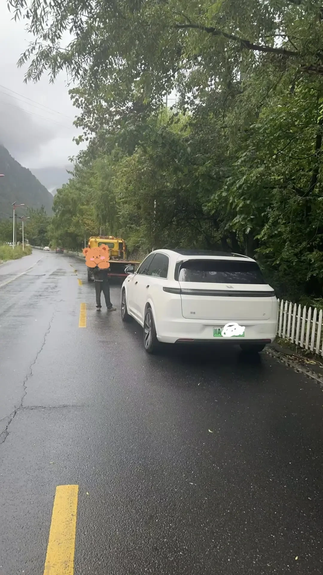 一个月十几辆车掉沟、翻车:川西自驾最危险的不是塌方,保险还可能不赔