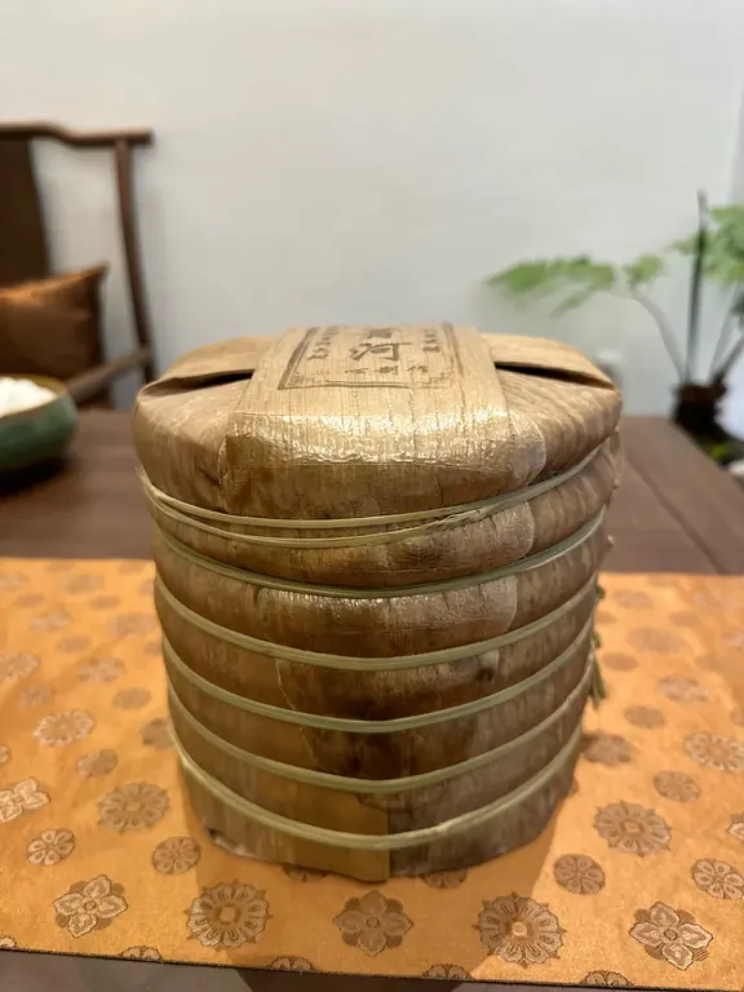 存了6年的白茶被台风搞发霉,舍不得扔:先把茶毫、白霜、金花、真霉分清楚再决定