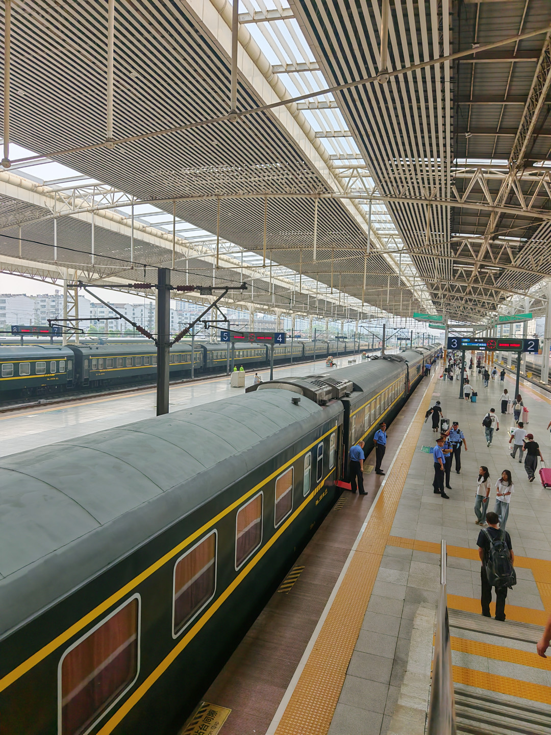 绿皮车今年暑运人格外的多，但上海南站、广州站已经没了普速车：买票前，先核对出发站