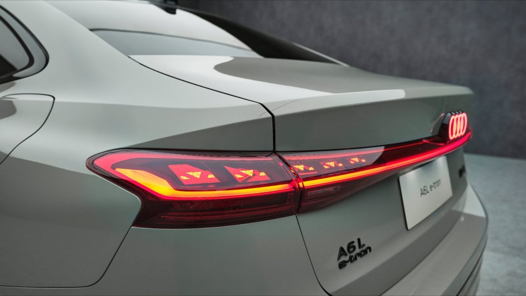 现在能买到的最便宜的A6L,是纯电的:A6L e-tron四个月从33.3万跌到26万区间,先把这三笔账算清楚