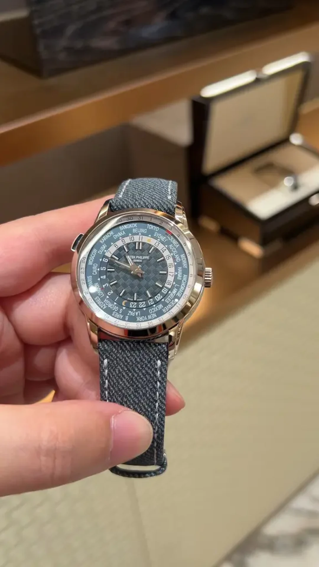 古董2523拍出6970万,新款5330G却跌破公价:百达翡丽世界时跌成全系洼地,现在是捡漏时机吗?