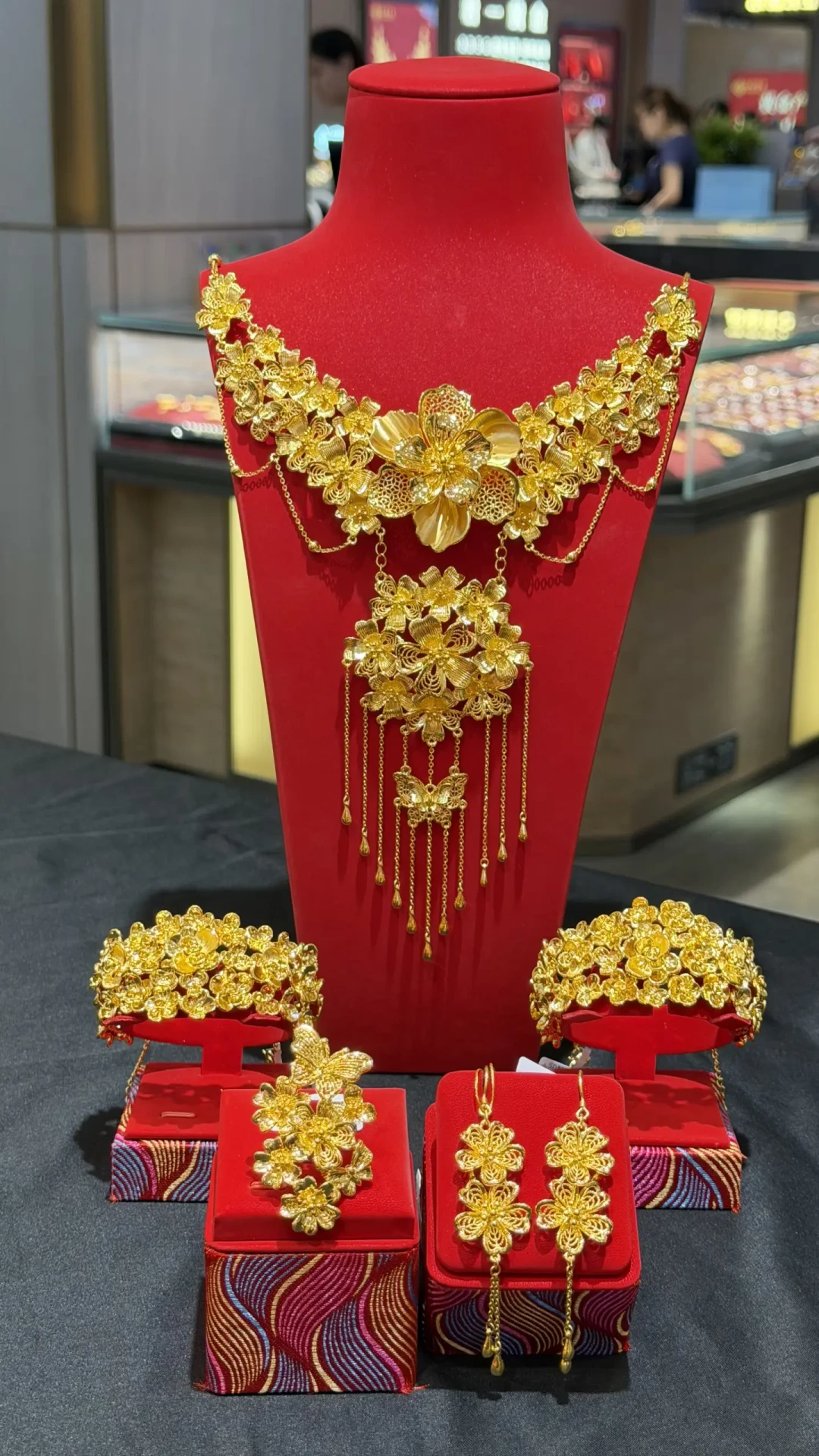 三金预算2万被柜姐推到3万5:品牌店45克卖6万,16000是溢价,进店前先把这笔账算清楚