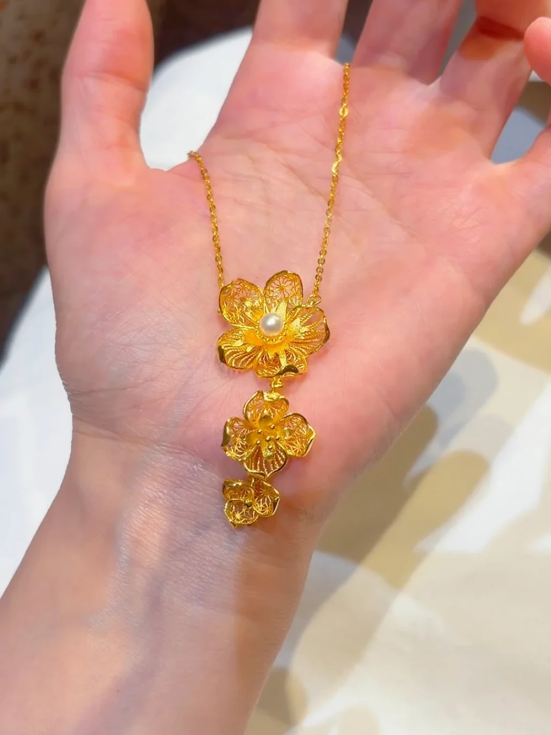 三金预算2万被柜姐推到3万5:品牌店45克卖6万,16000是溢价,进店前先把这笔账算清楚