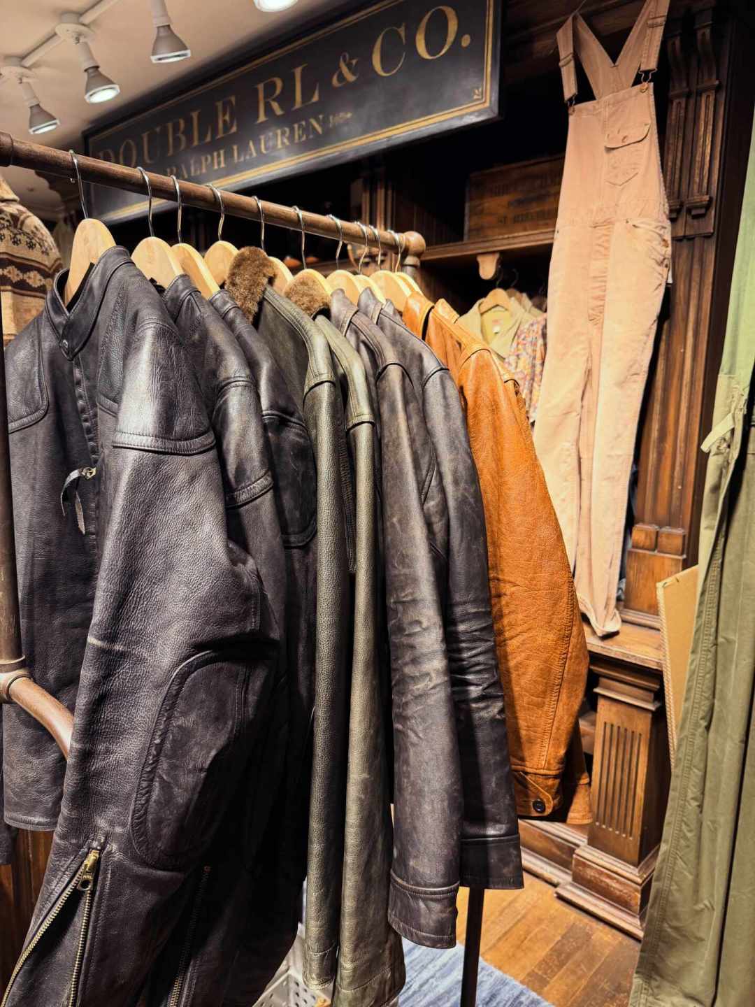 FW26到货季,同一件RRL毒液皮衣:国内16990、大阪1.2万、奥莱偶现5折,到底该去哪买?