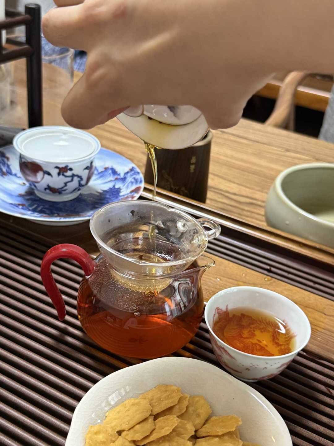 喝了凤凰栖梧睁眼到天亮:我把茶饮、瓶装茶、茶叶的咖啡因数据全整理了一遍,搞明白了“下午3点红线”