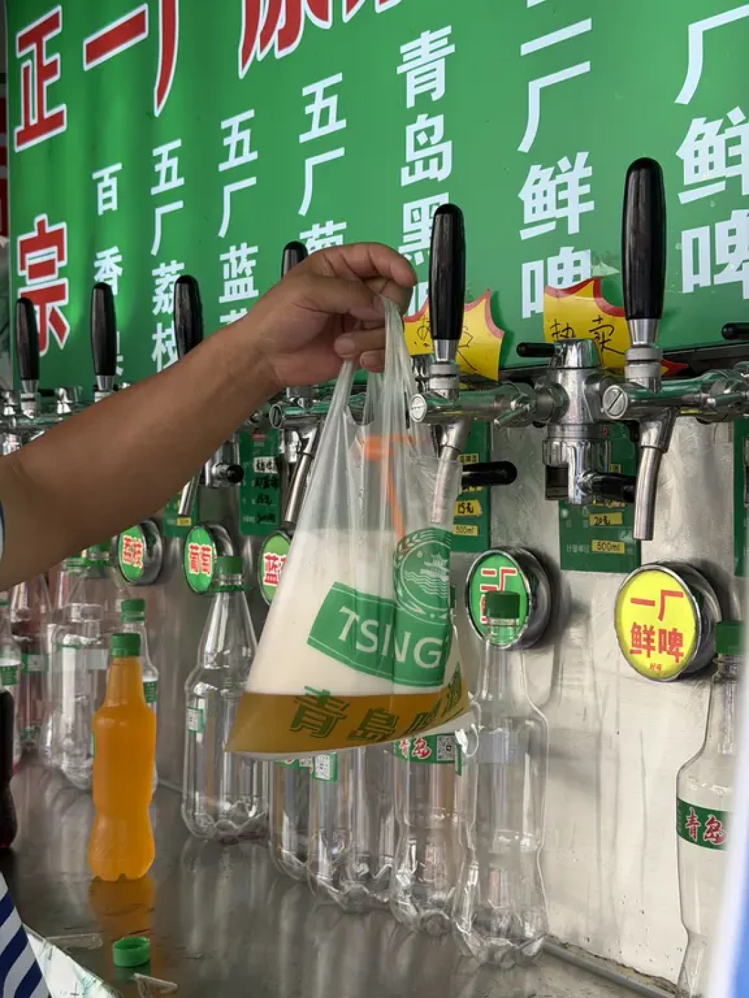 蜜雪冰城花了2.86亿入场,9.9元3斤:今夏鲜啤店爆发,口粮党这波“鲜”真能冲吗?