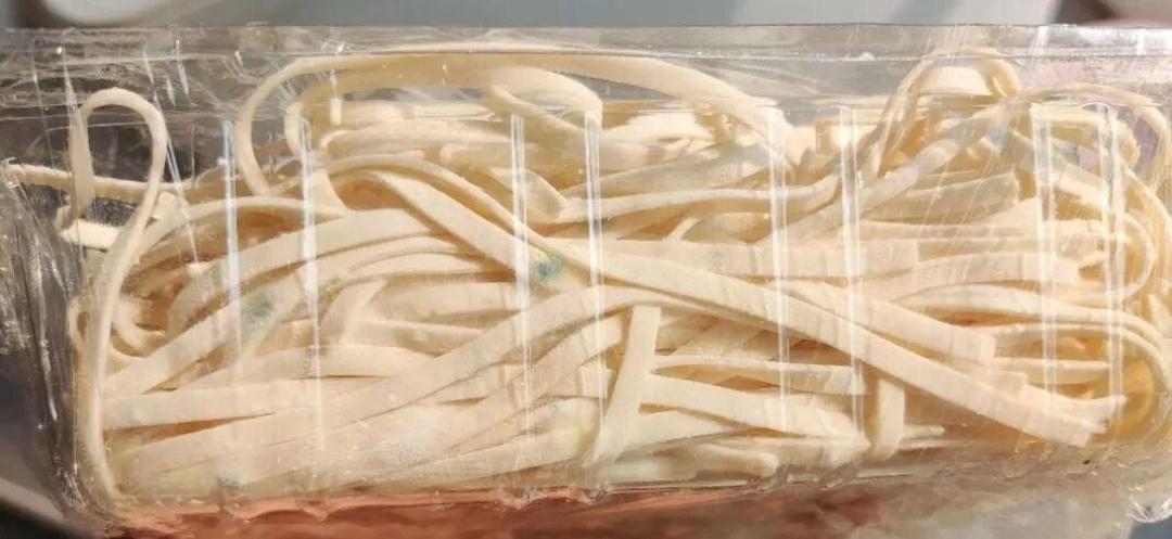 开封两年的挂面把深圳小伙送进医院边缘：保质期只管没开封那段时间，这6样食物回锅也救不回来
