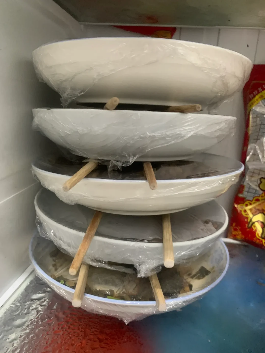 开封两年的挂面把深圳小伙送进医院边缘：保质期只管没开封那段时间，这6样食物回锅也救不回来