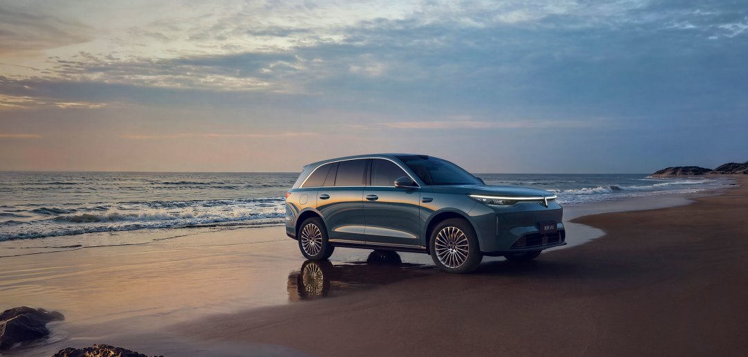 X3裸车降到23.8万,V8X刚以22.68万起交付:同样25万,买降价车标还是没二手履历的新旗舰?