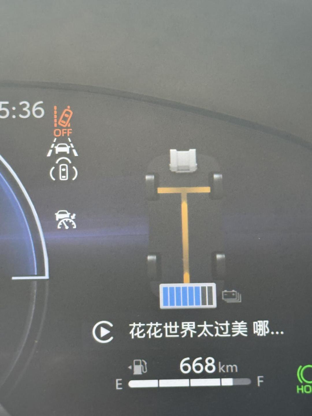 丰田双擎的电池永远充不满?电量格显示的是“窗口电量”,真正容易趴窝的是那块小电瓶