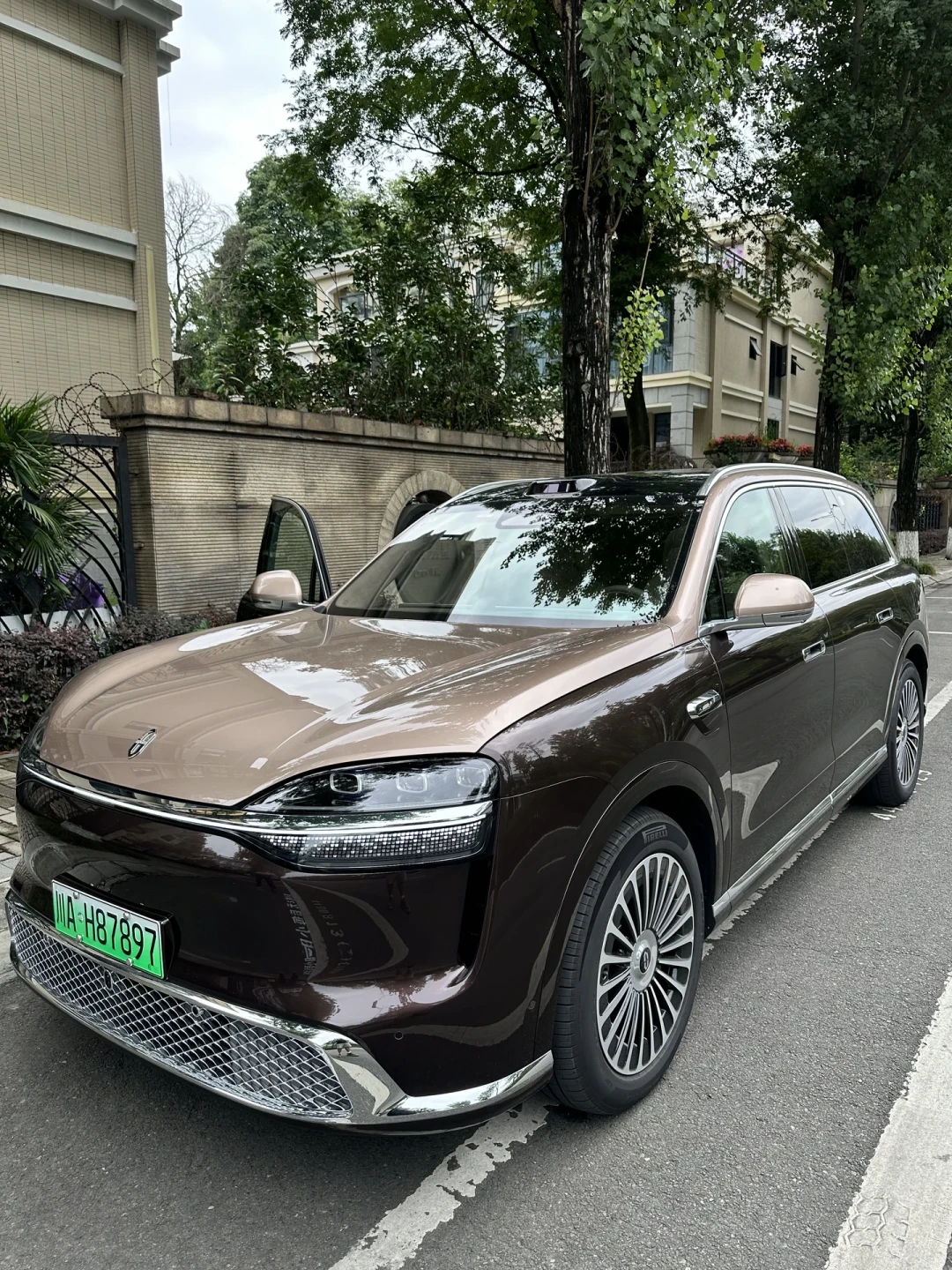燃油车三年保值率跌到46.07%,新能源追到44.8%:豪车这轮崩盘,油和电崩得不一样,抄底前先看清楚