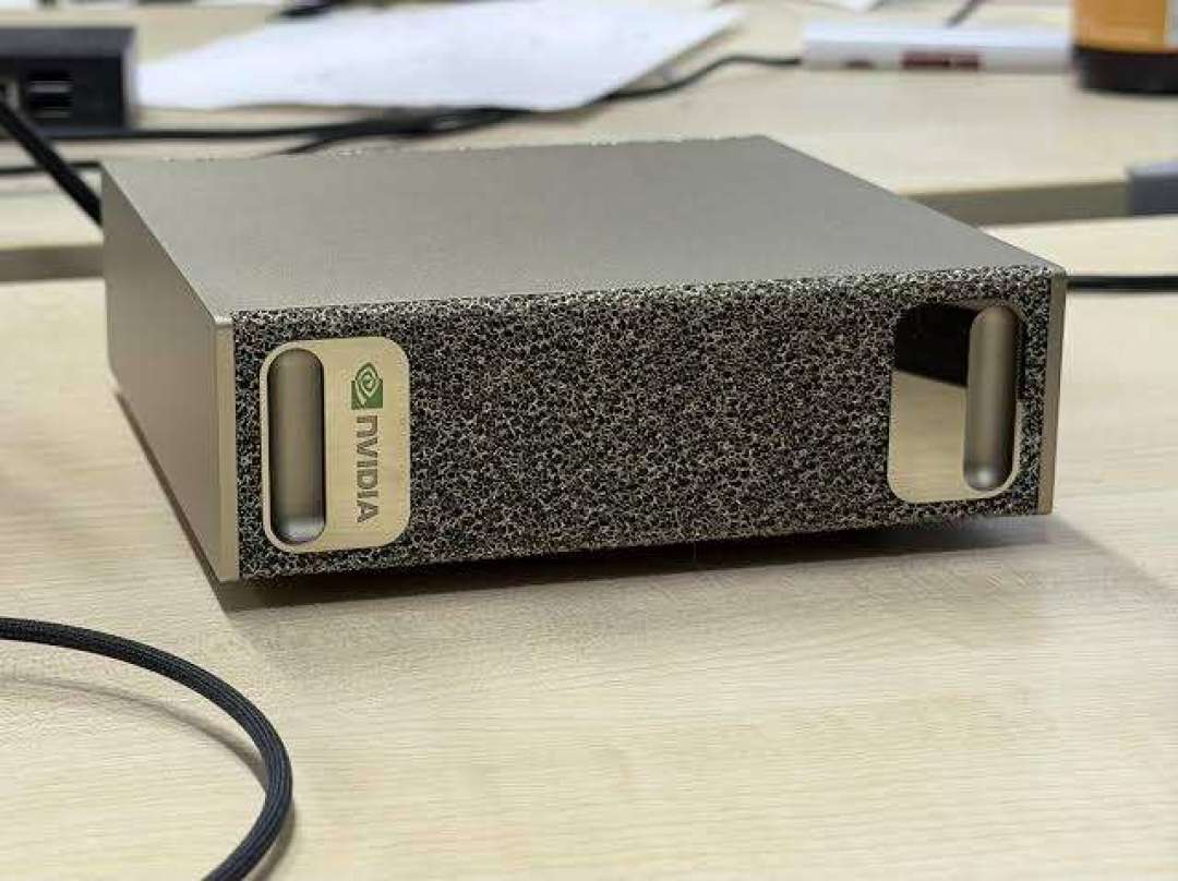 GLM-5.3开源权重倒计时:量化后还要400GB+,你的硬件装得下这台744B巨兽吗?