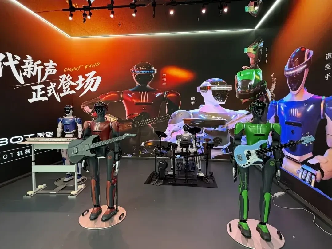 世界机器人大会首日名场面:一台“定格”、一台“搞心态”,逛展怎么分清表演和真功夫