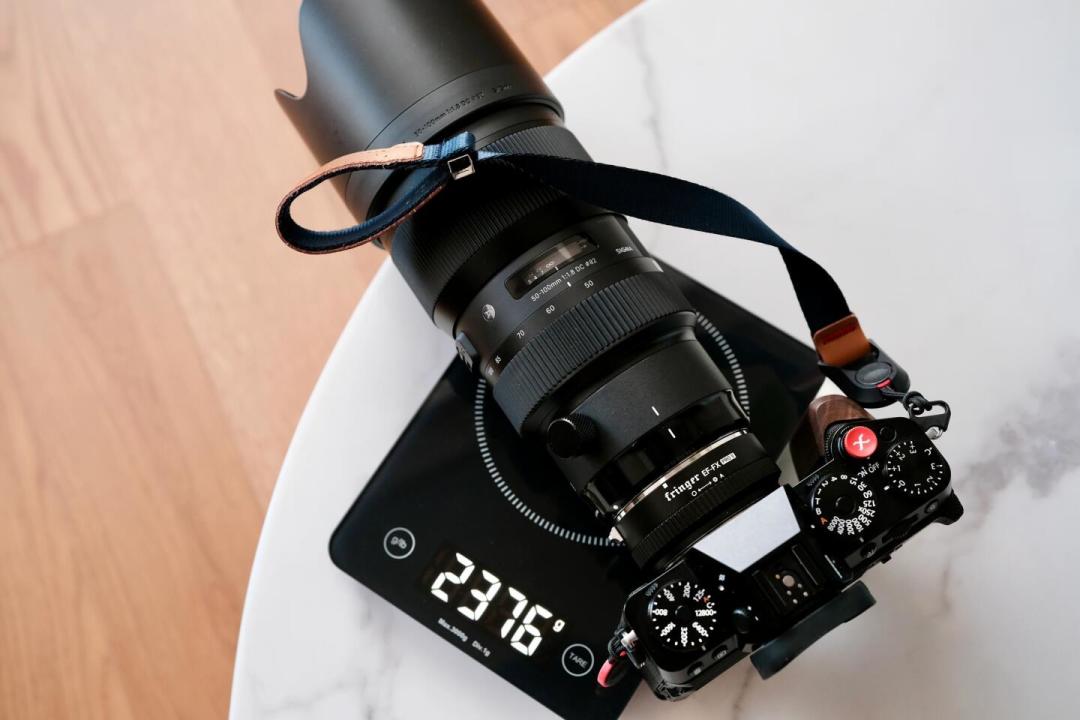 1.5公斤还一镜难求:适马50-100mm F1.8无反版传闻再起,半画幅人像党等还是买?