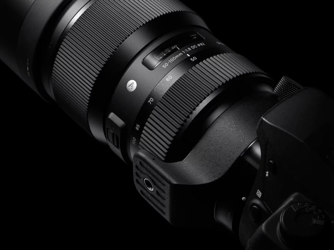 1.5公斤还一镜难求:适马50-100mm F1.8无反版传闻再起,半画幅人像党等还是买?