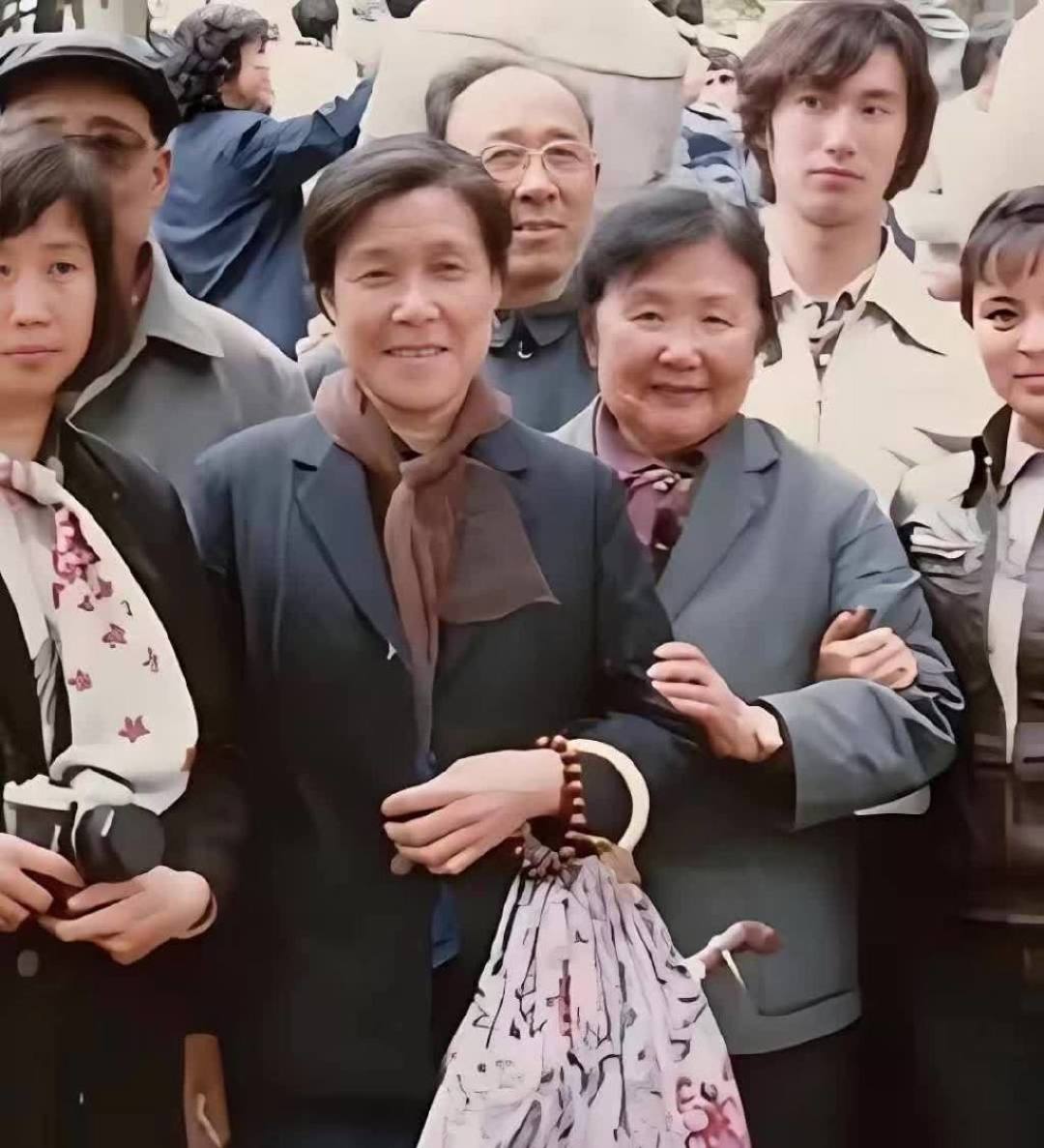 网传新《红楼梦》阵容出炉,贾母的角色还空着:回望37年,三位传奇女演员各有不甘