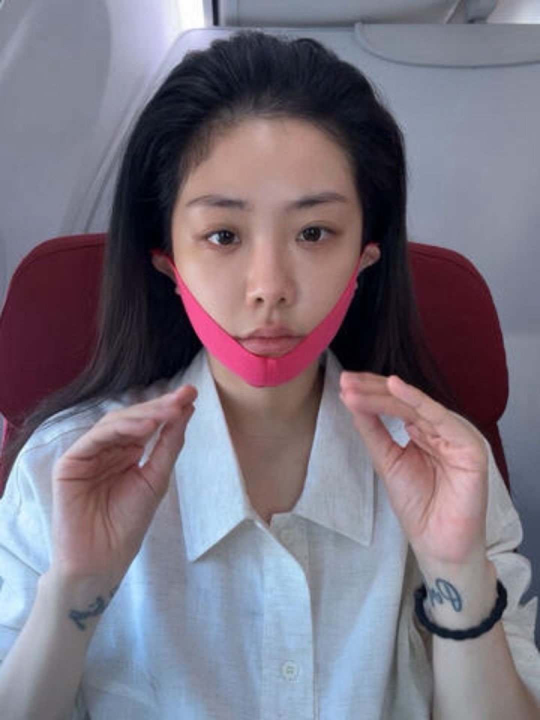 喻言在飞机上化出百花奖红毯妆，13万赞求同款：13件同款里，哪些是真的、哪些是软广、哪些不值得买