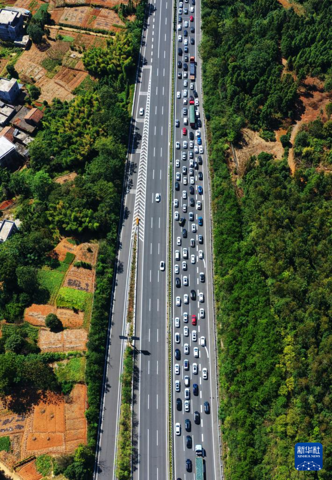 “请3休13”火了,13天长假先算清这笔出行账:中秋高速不免费、免费只看驶出时间、2折机票别错过