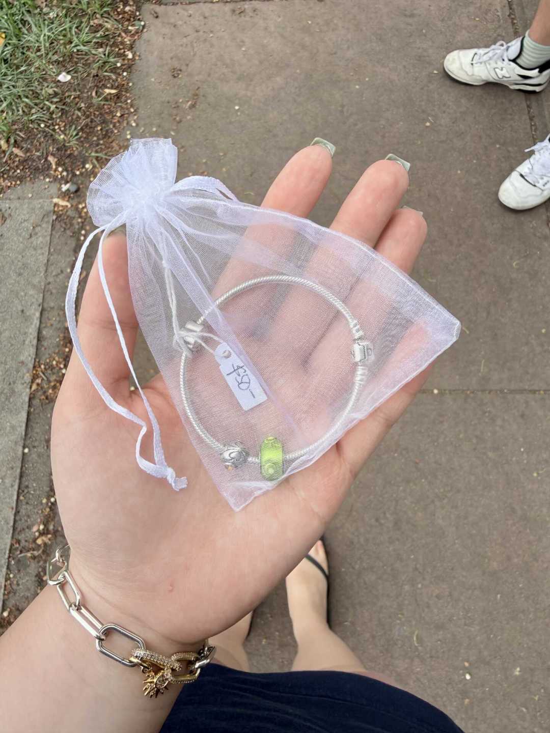 潘多拉悄悄翻红了:银价把旧珠子盘活了,但