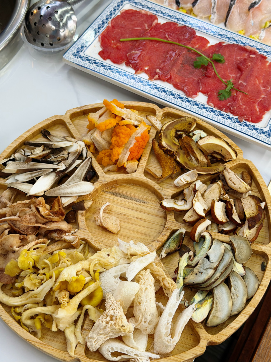 日食记视频里5000元一斤的松茸，逼得官方账号道歉：赶云南最后一波菌子，先搞清楚这几件事