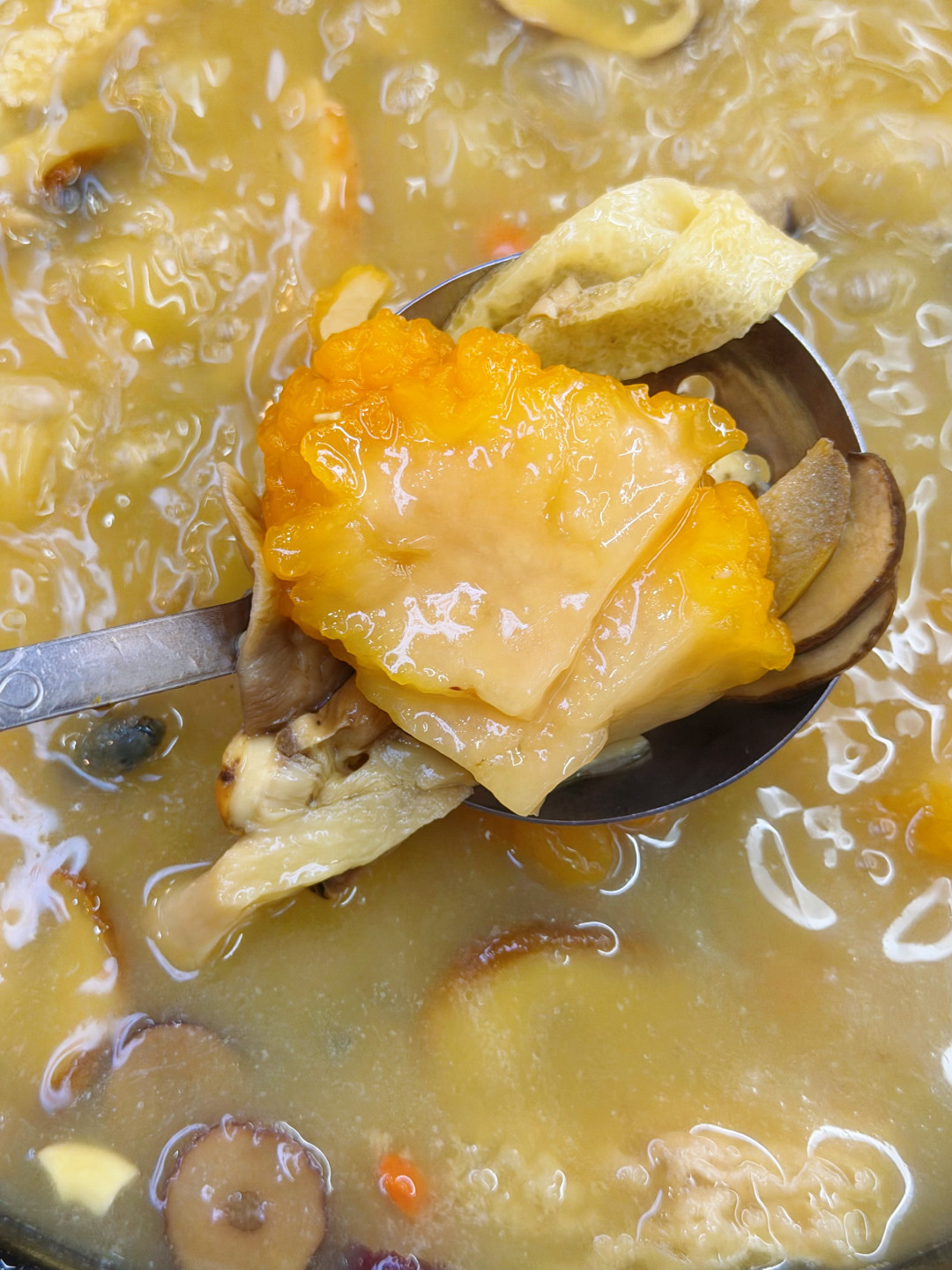 日食记视频里5000元一斤的松茸，逼得官方账号道歉：赶云南最后一波菌子，先搞清楚这几件事