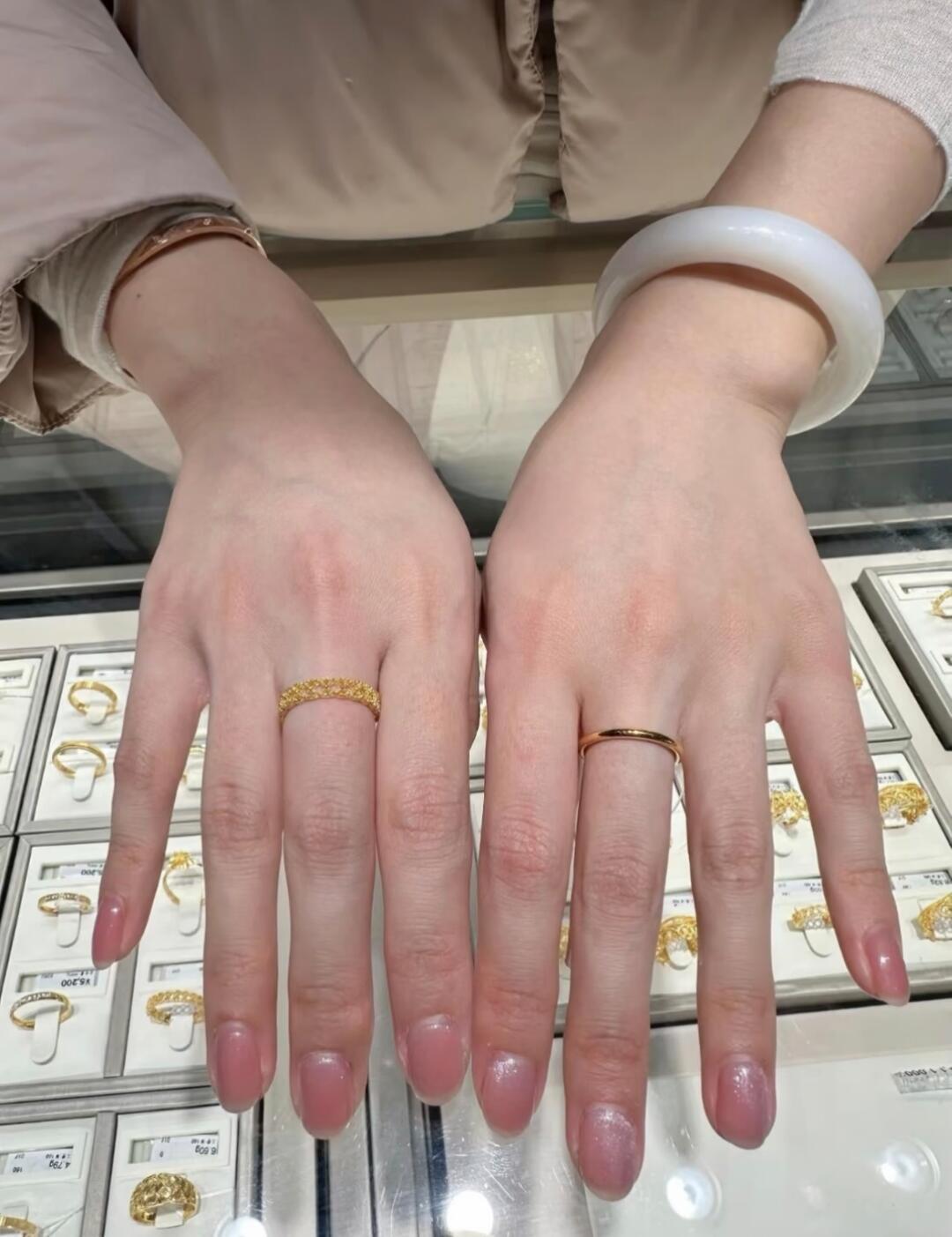 金价一夜大跌，七夕“克减”最高350元：金饰到手价跌进9字头，但这波“降价”大头不是金价