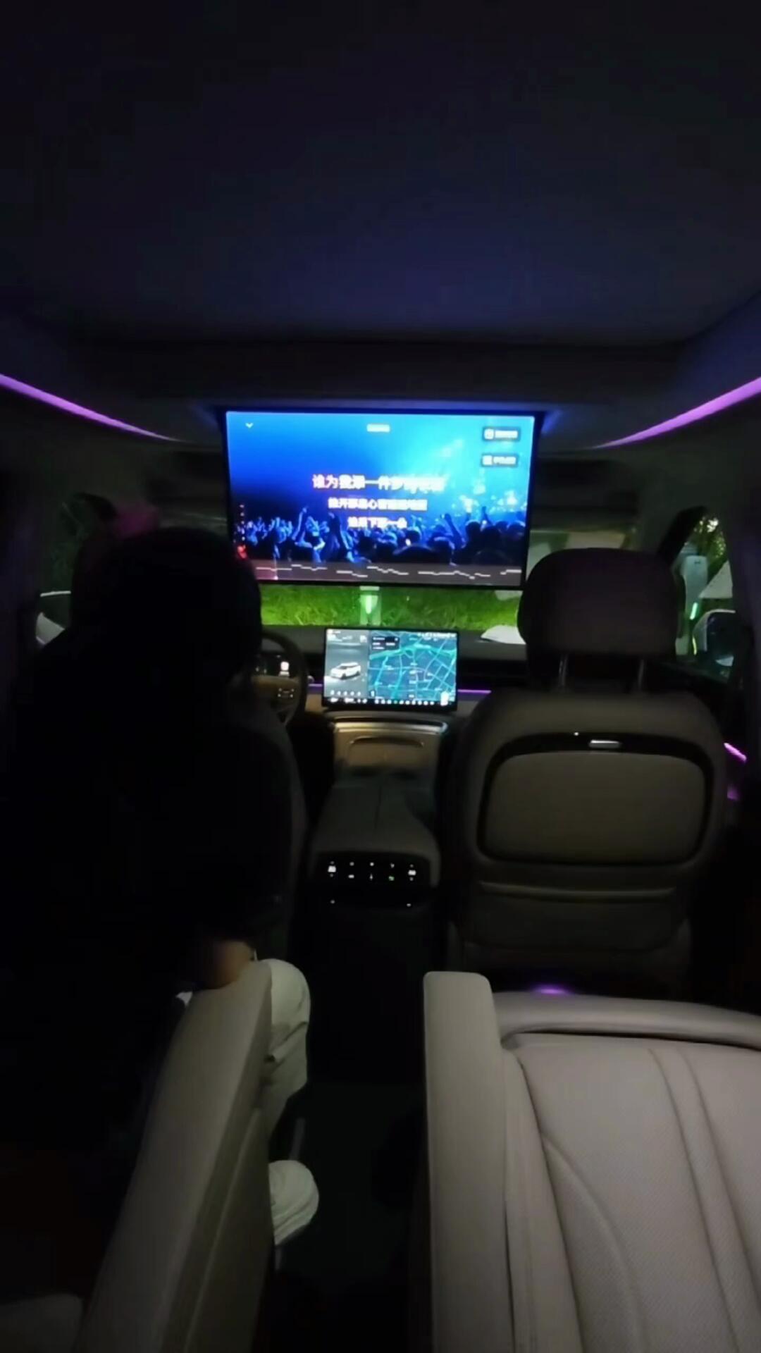 堵车K歌刷屏:鸿蒙座舱的“移动KTV”下放到12万燃油车,老车主先查版本再开唱