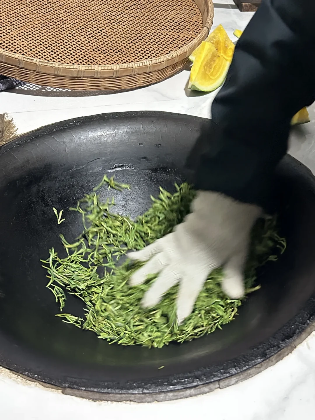 手工茶真是智商税吗?翻了研究数据和茶厂成本账,整理出一套不用仪器的四步验真法